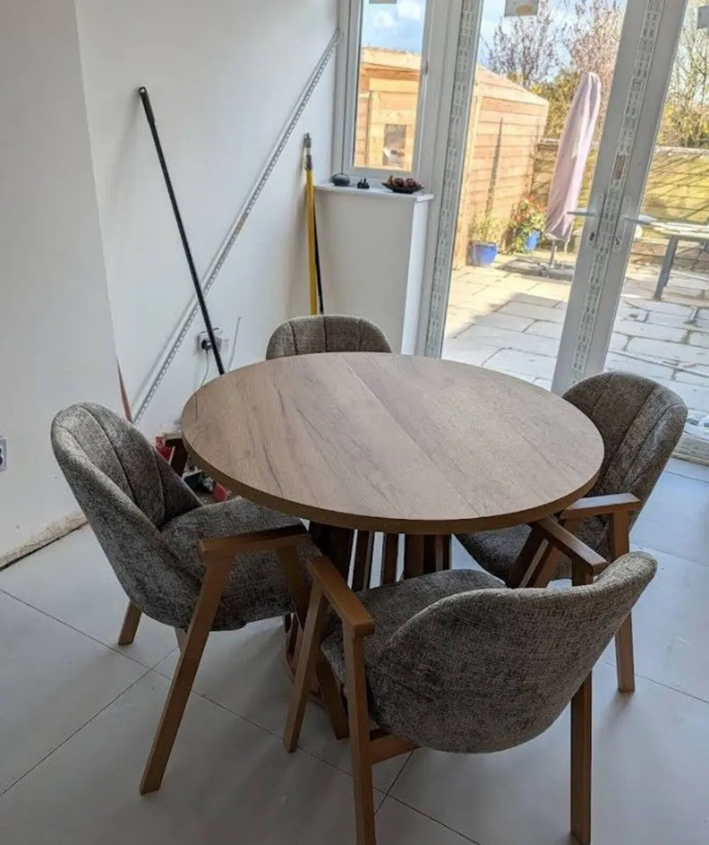 Tovo Extendable Round Dining Table 100-140cm - Image 3