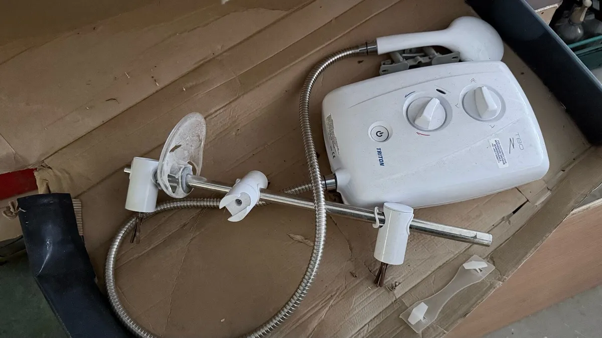 Mains shower. - Image 1