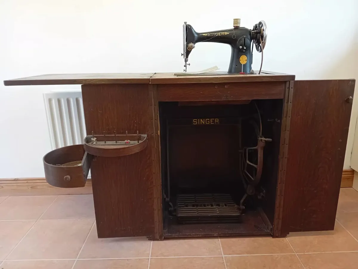 Vintage Singer Sewing Machine - Image 1