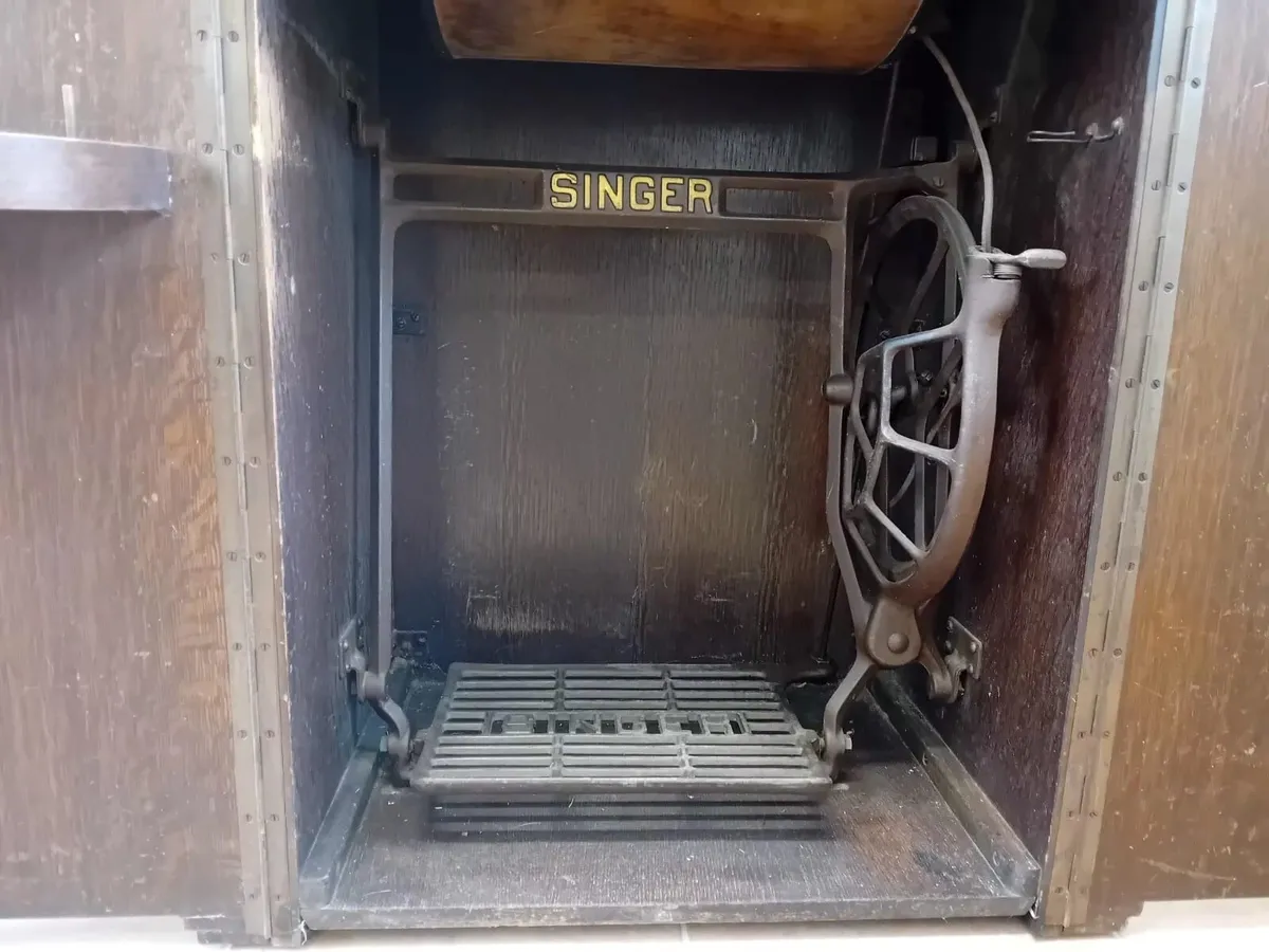 Vintage Singer Sewing Machine - Image 2