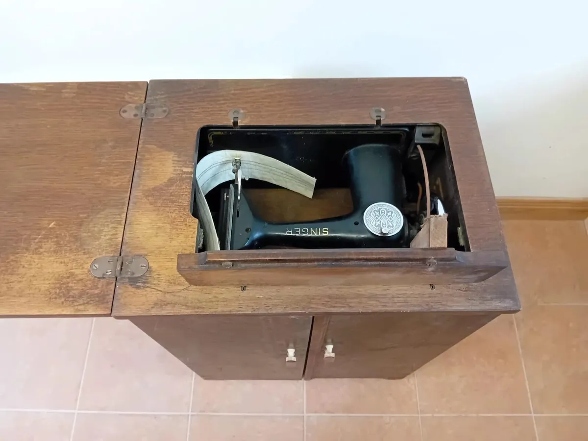 Vintage Singer Sewing Machine - Image 3