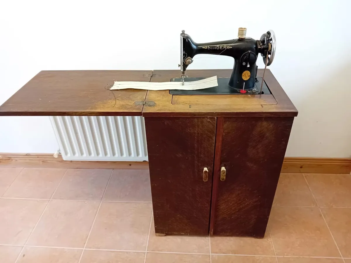Vintage Singer Sewing Machine - Image 4