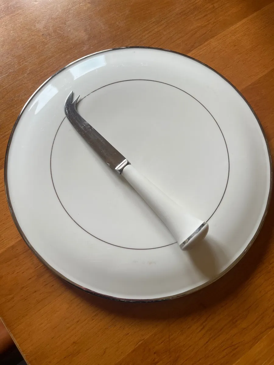 Cheese plate and knife - Image 1