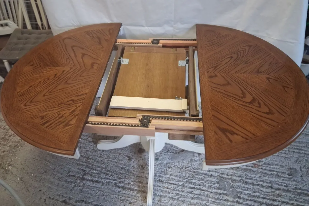 Table & chairs - Image 3