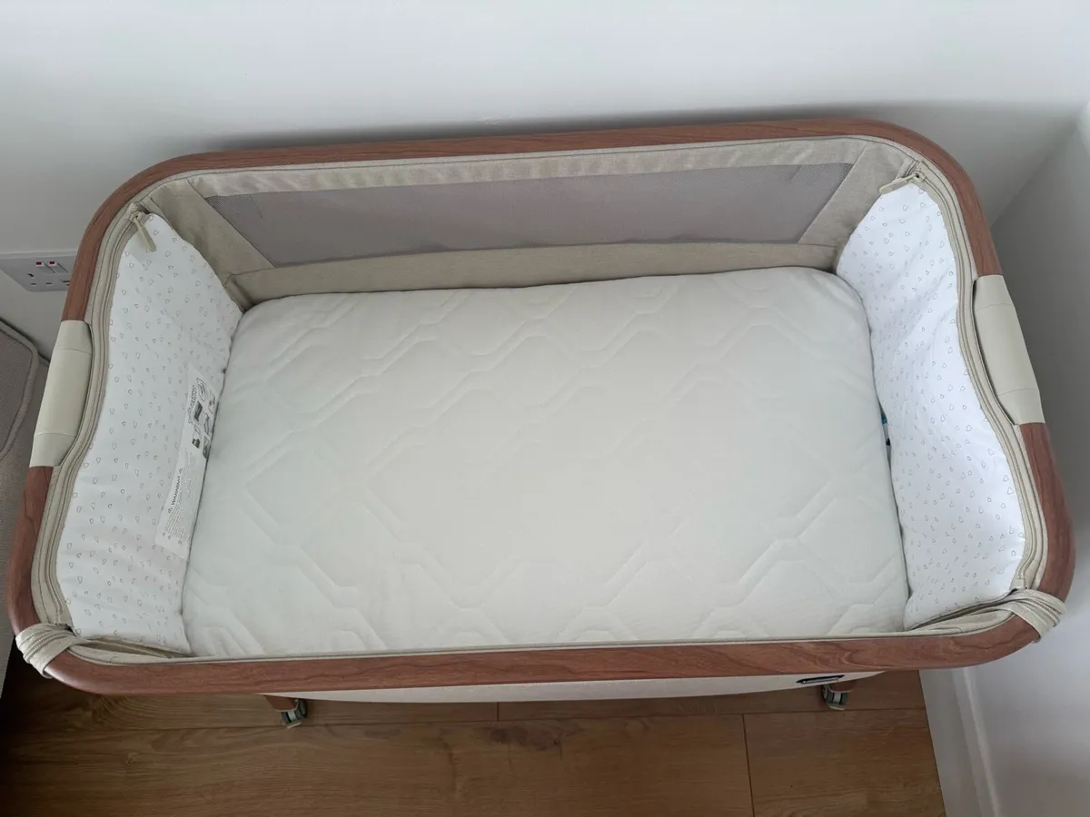 Tutti Bambini CoZee Air Bedside Crib - Image 3