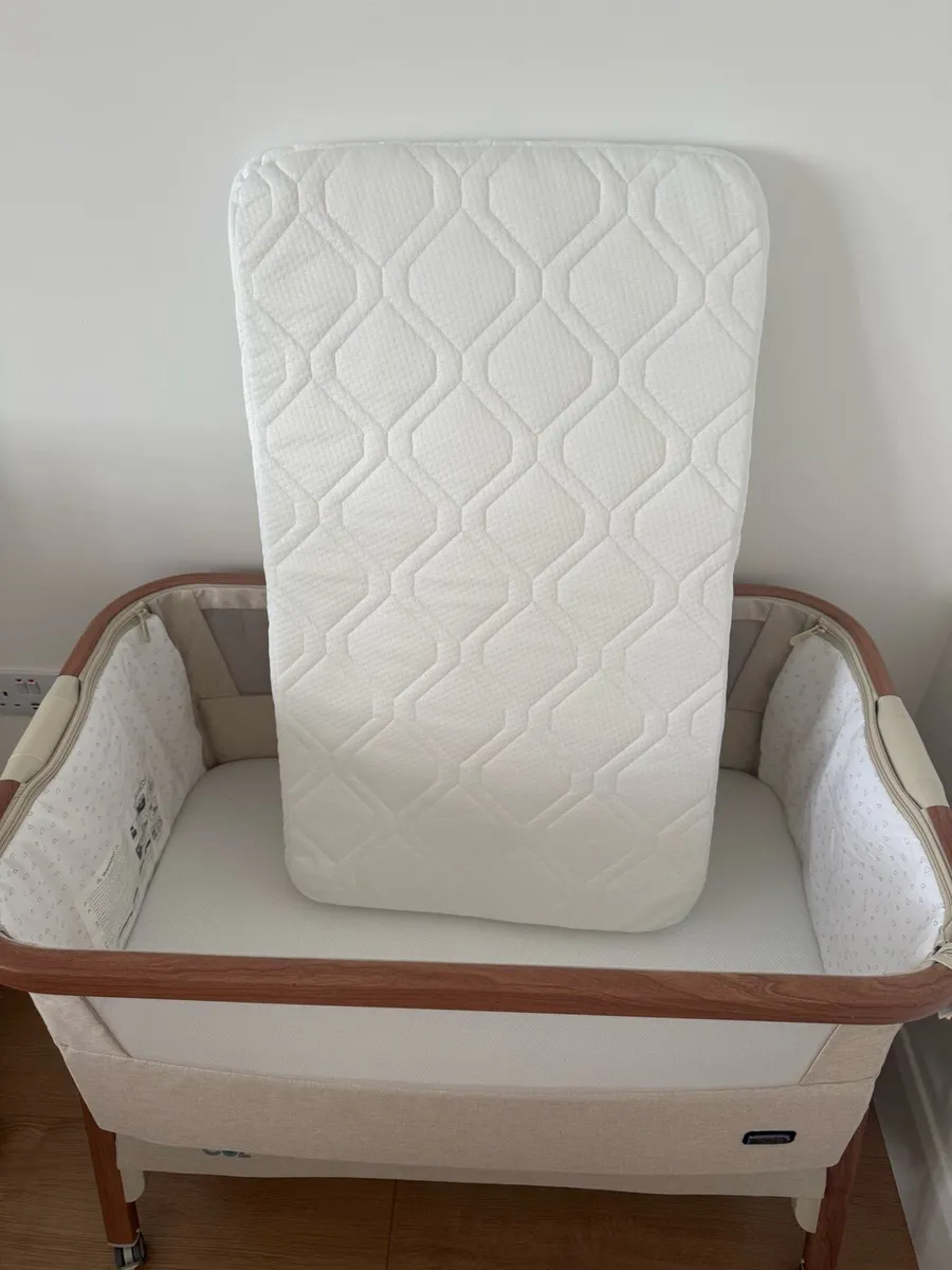 Tutti Bambini CoZee Air Bedside Crib - Image 4