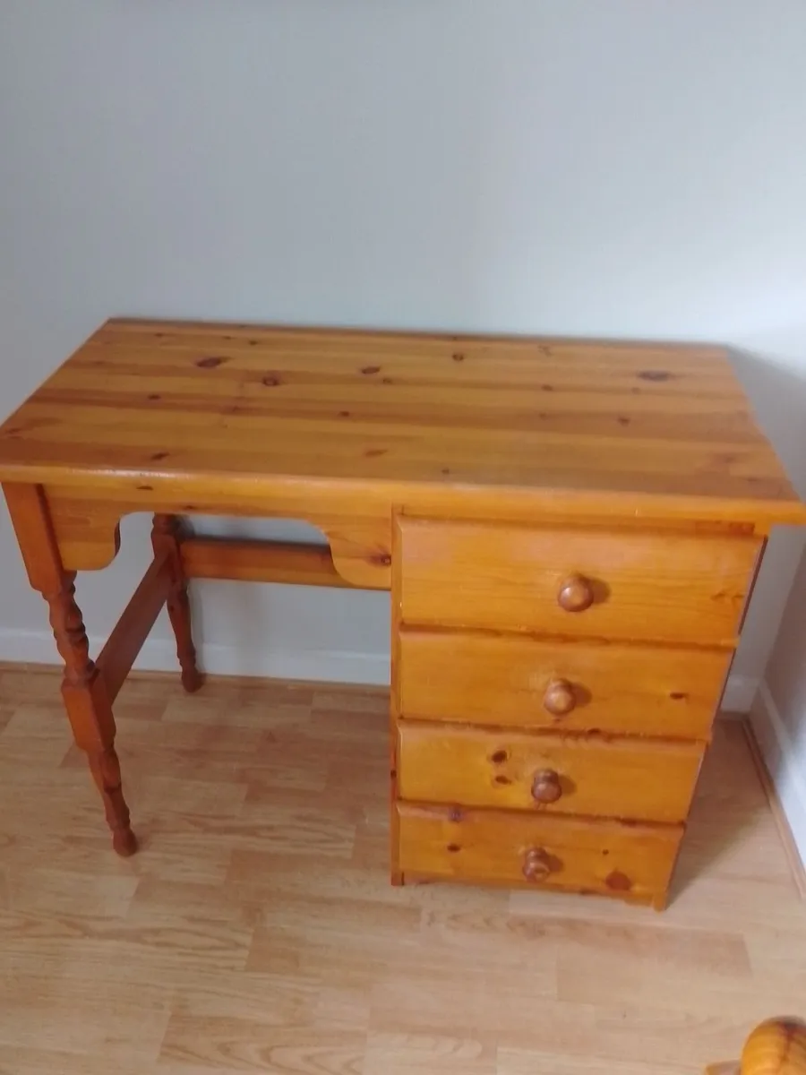FINE PINE BEDROOM DRESSING TABLE/DESK. - Image 2
