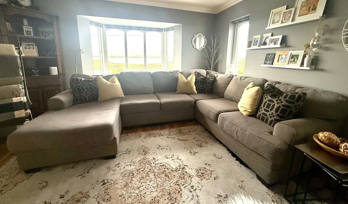 Furniture suite - sectional couch and chair - Image 1