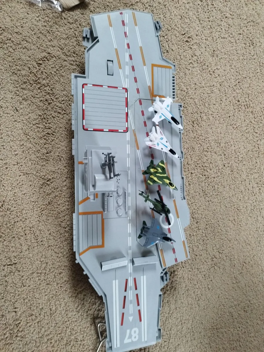 Toy aircraft craft carrier - Image 1