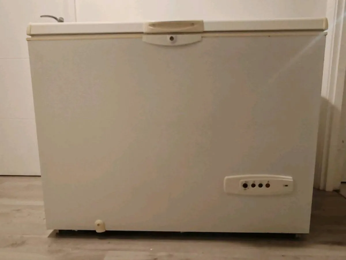 Large Whirlpool Chest Freezer - Image 2