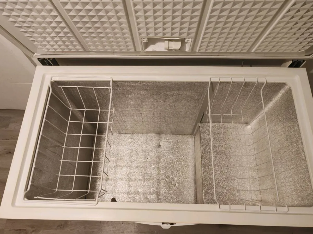 Large Whirlpool Chest Freezer - Image 3