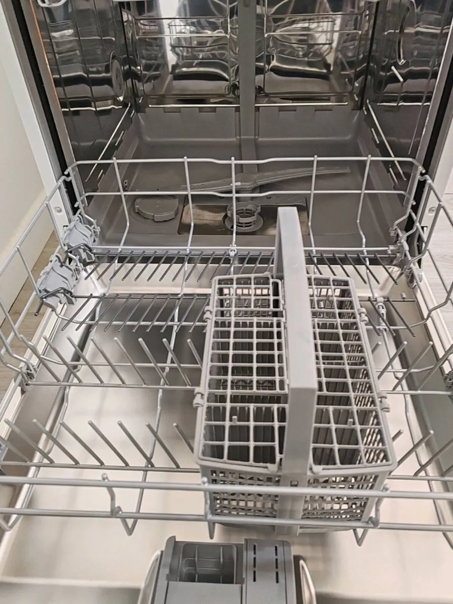 Bosch Series 2 Dishwasher Was Never Used - Image 4