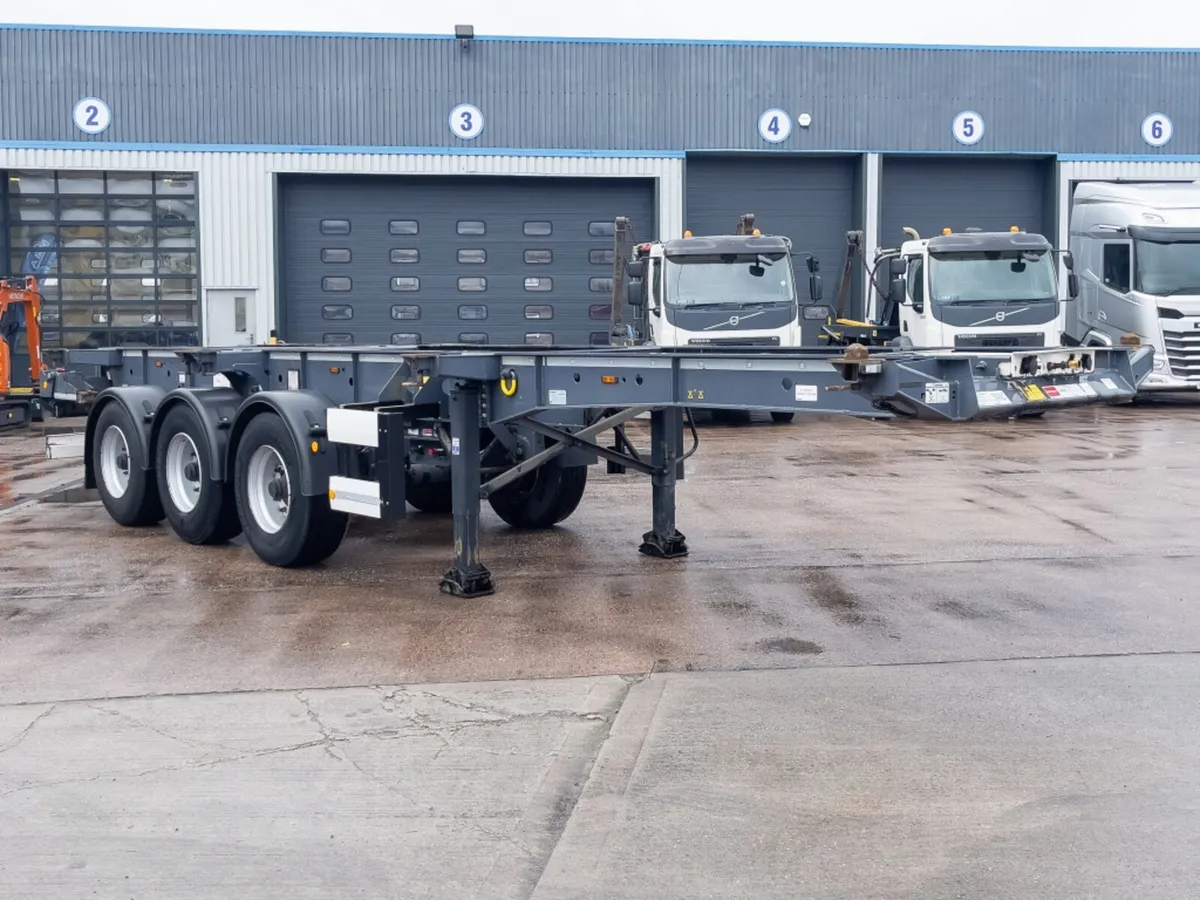 2021 KRONE SLIDING SKELETAL TRI AXLE TRAILER - Image 1