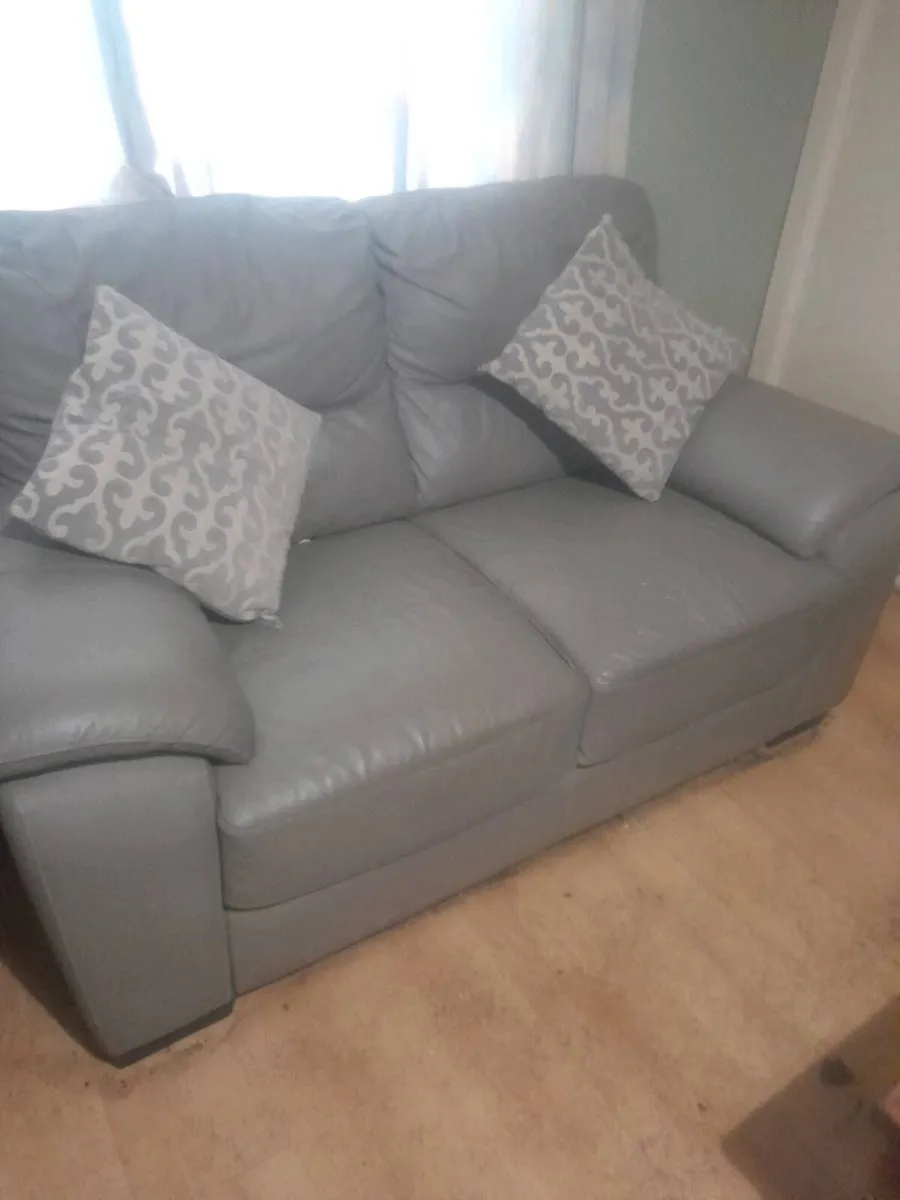 2 seater leather setee - Image 1