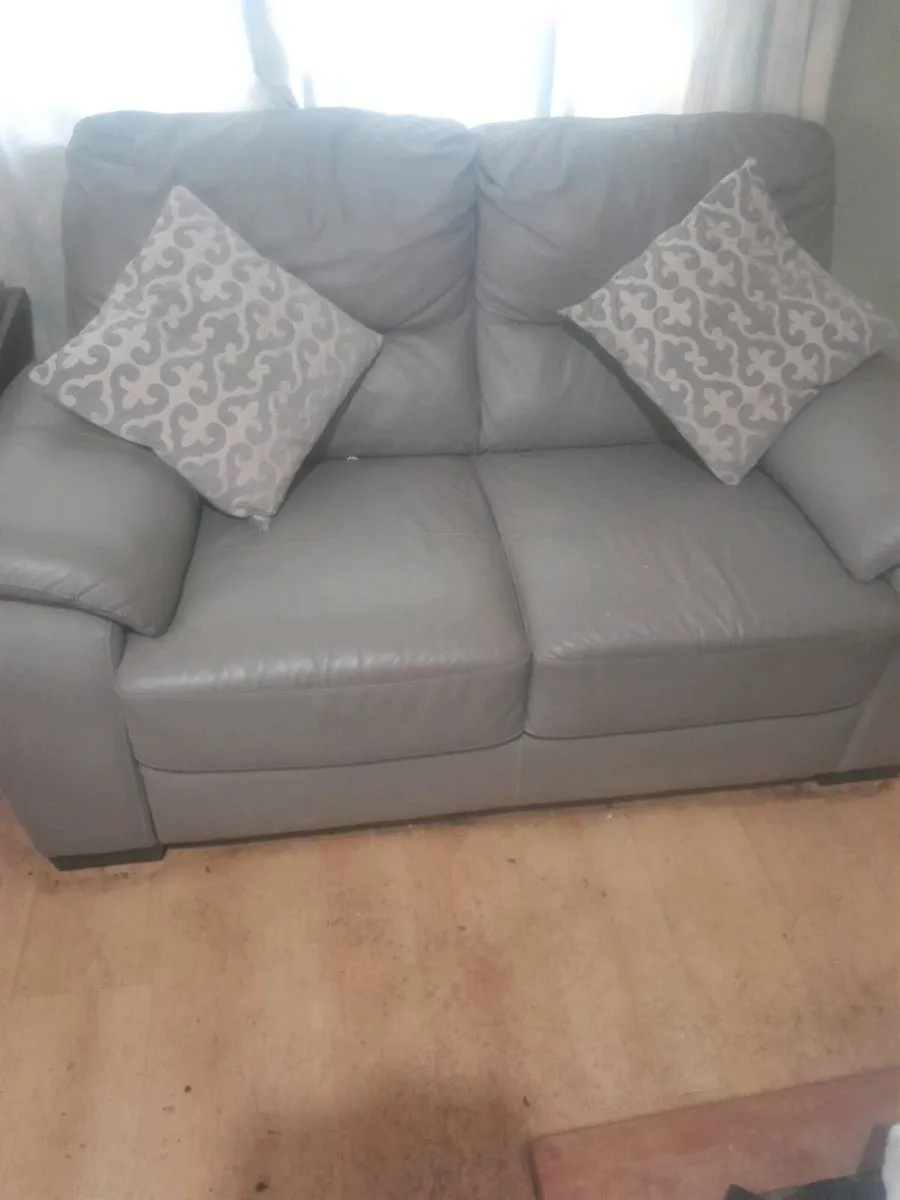 2 seater leather setee - Image 2