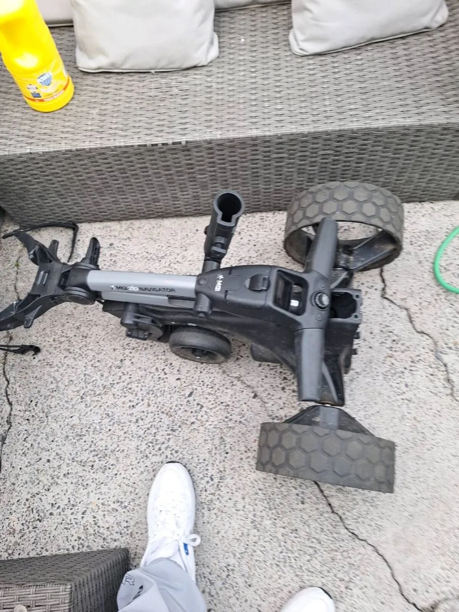 Remote control golf trolley - Image 1