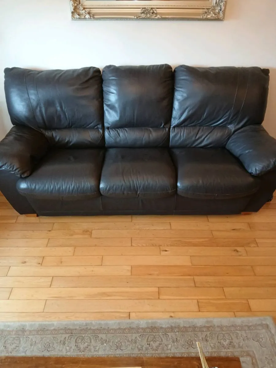 3 piece suite ,brown leather couch 2 chairs - Image 4