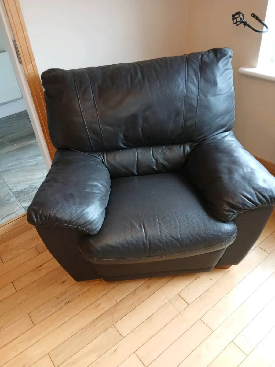 3 piece suite ,brown leather couch 2 chairs - Image 1