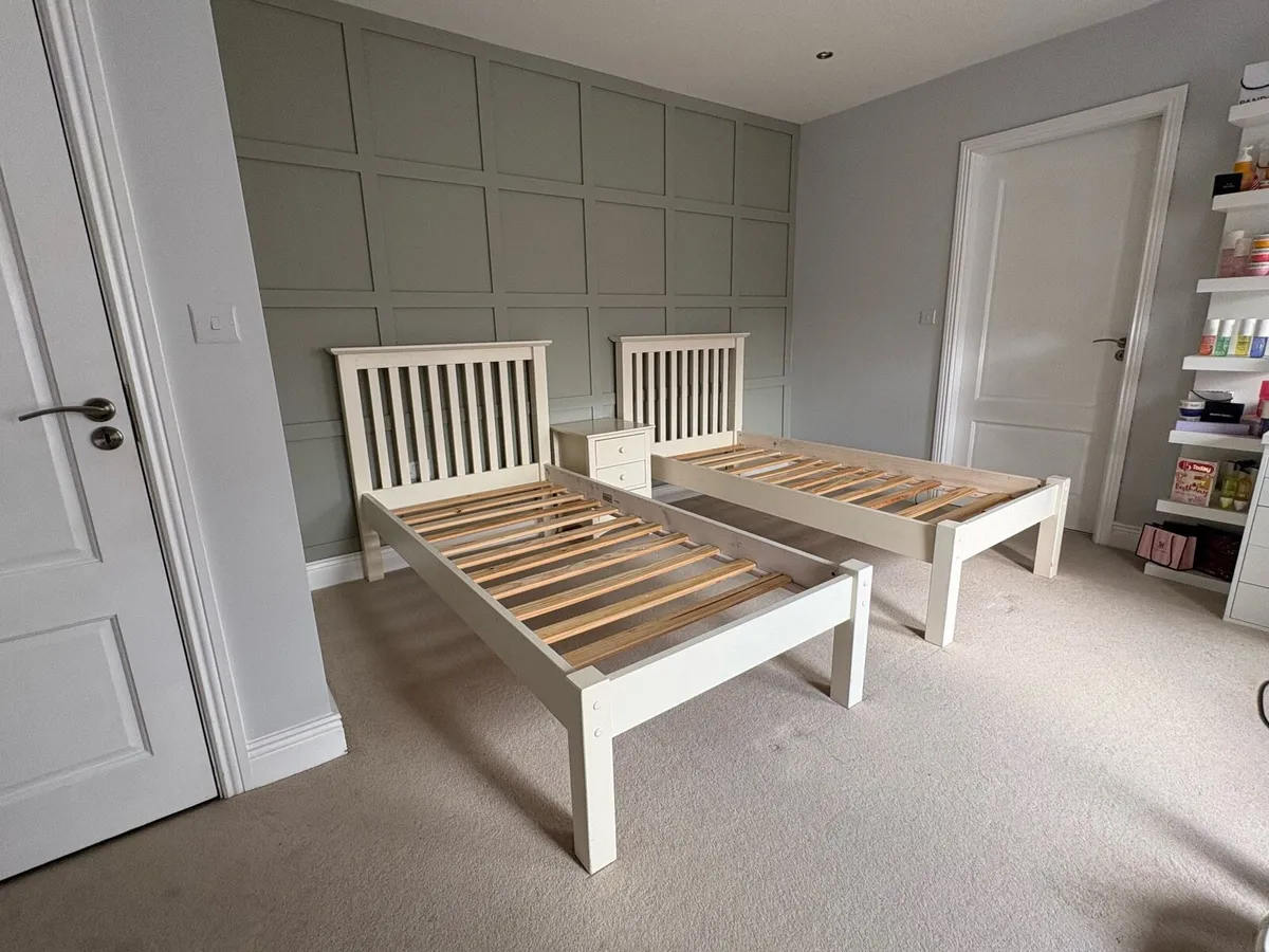 Bedroom furniture - Image 1