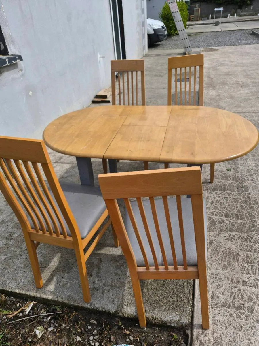 Table 4 chairs - Image 1