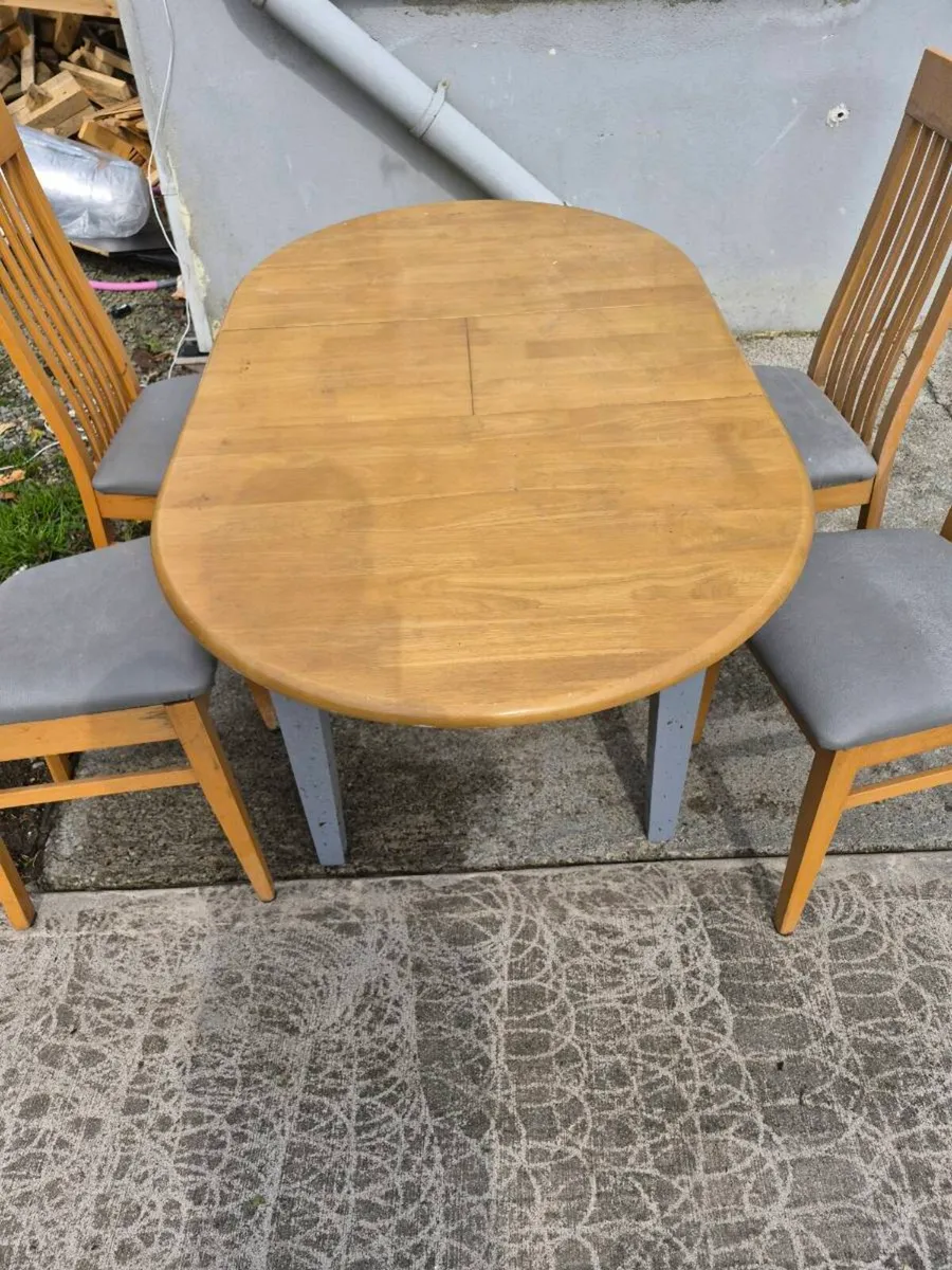 Table 4 chairs - Image 2