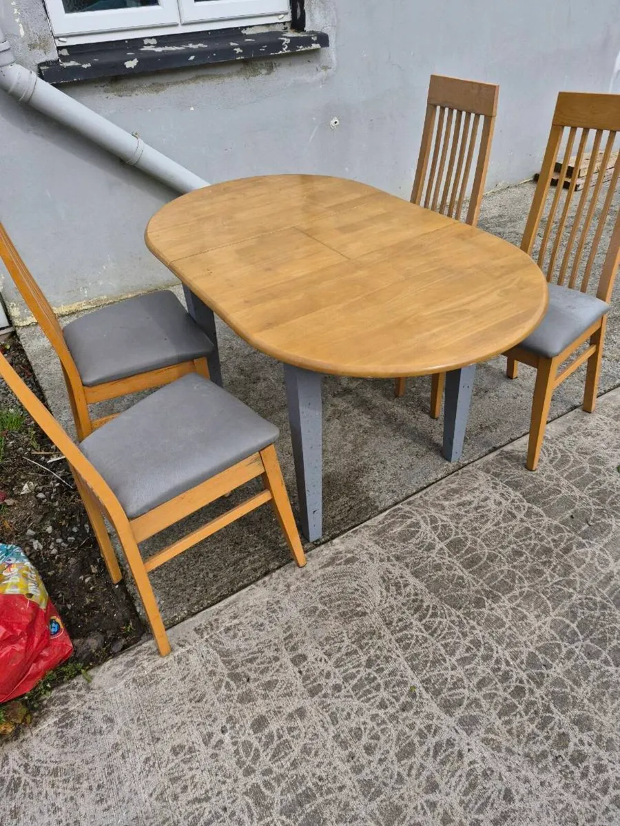 Table 4 chairs - Image 3