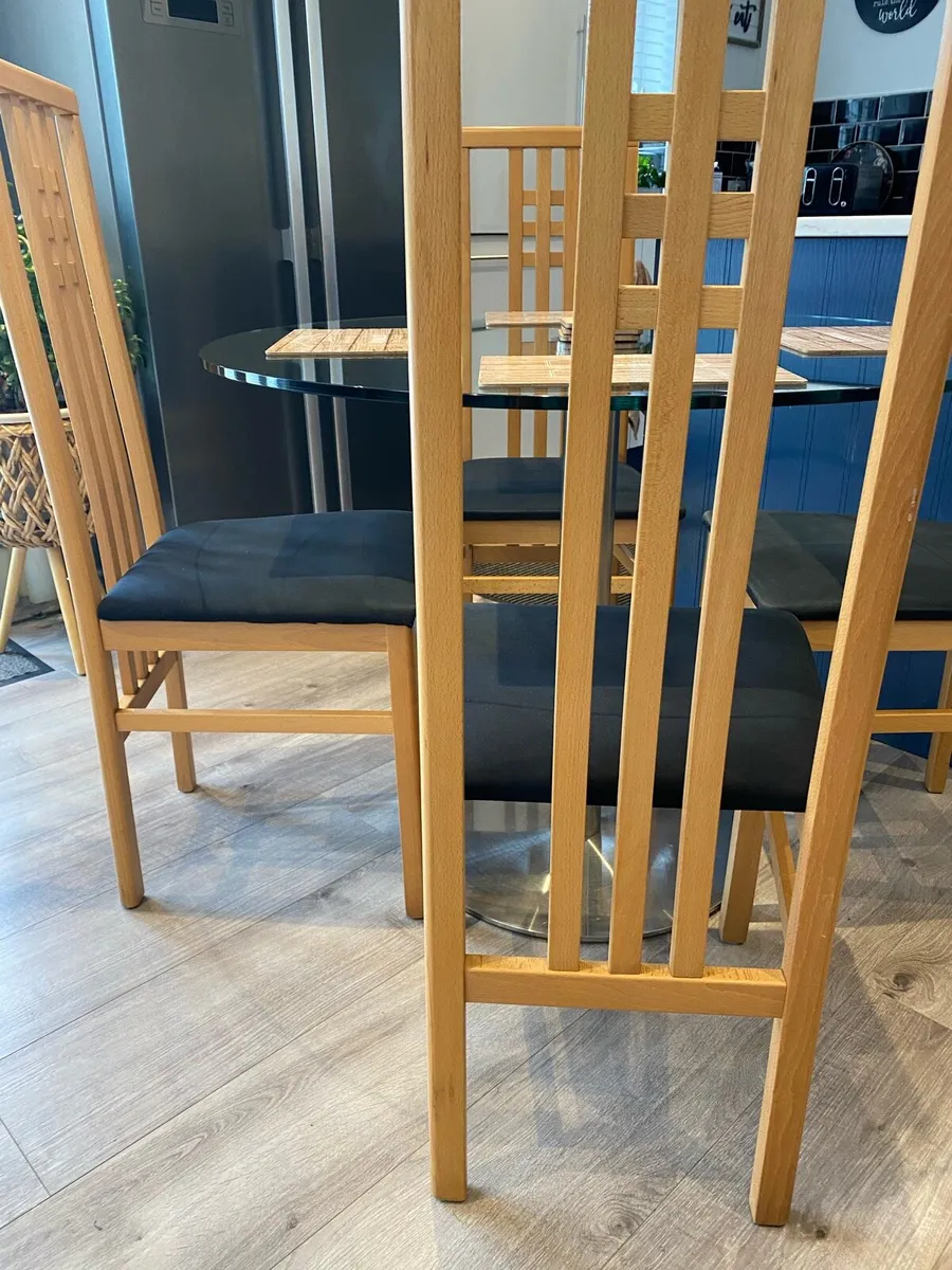 4 stylish dining chairs - Image 3