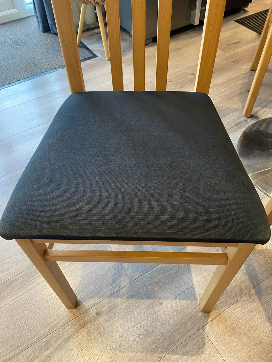 4 stylish dining chairs - Image 4