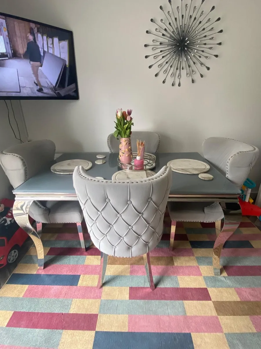 Table and chairs - Image 1