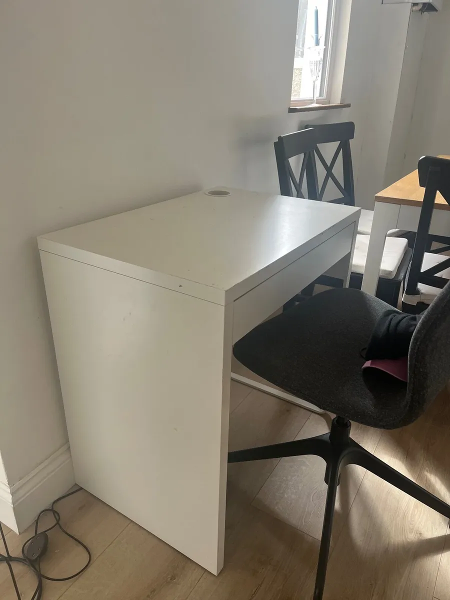 Desk and office chair - Image 1