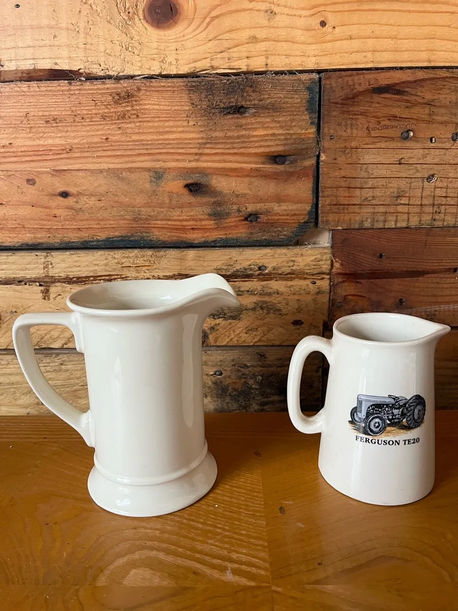 Two collectible jugs - Image 2