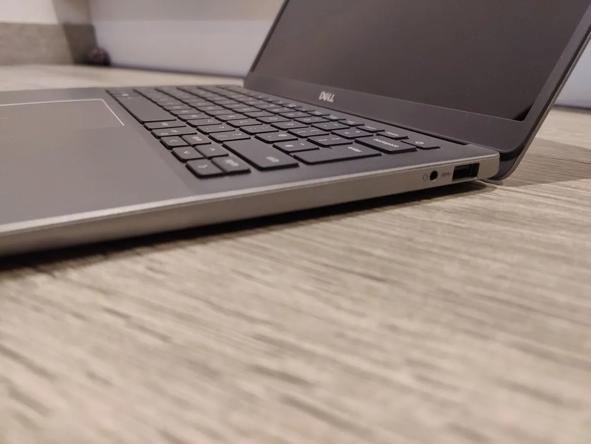 Slim Dell Latitude 3301 | Amazing Screen - Image 3