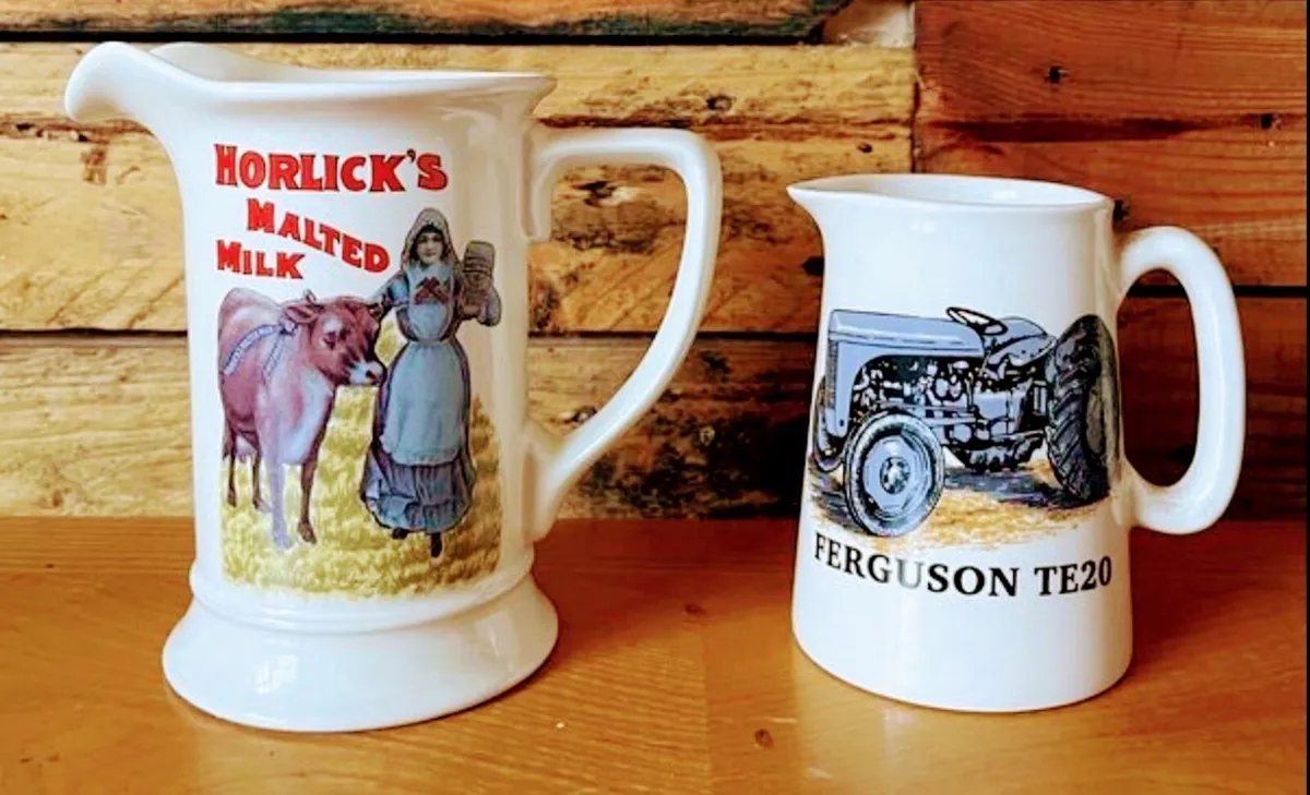 Two collectible jugs - Image 1