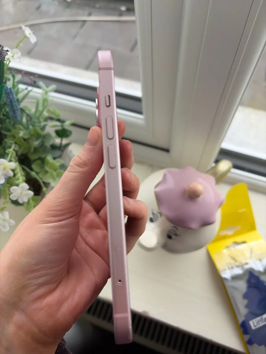 iPhone 15 - Image 2