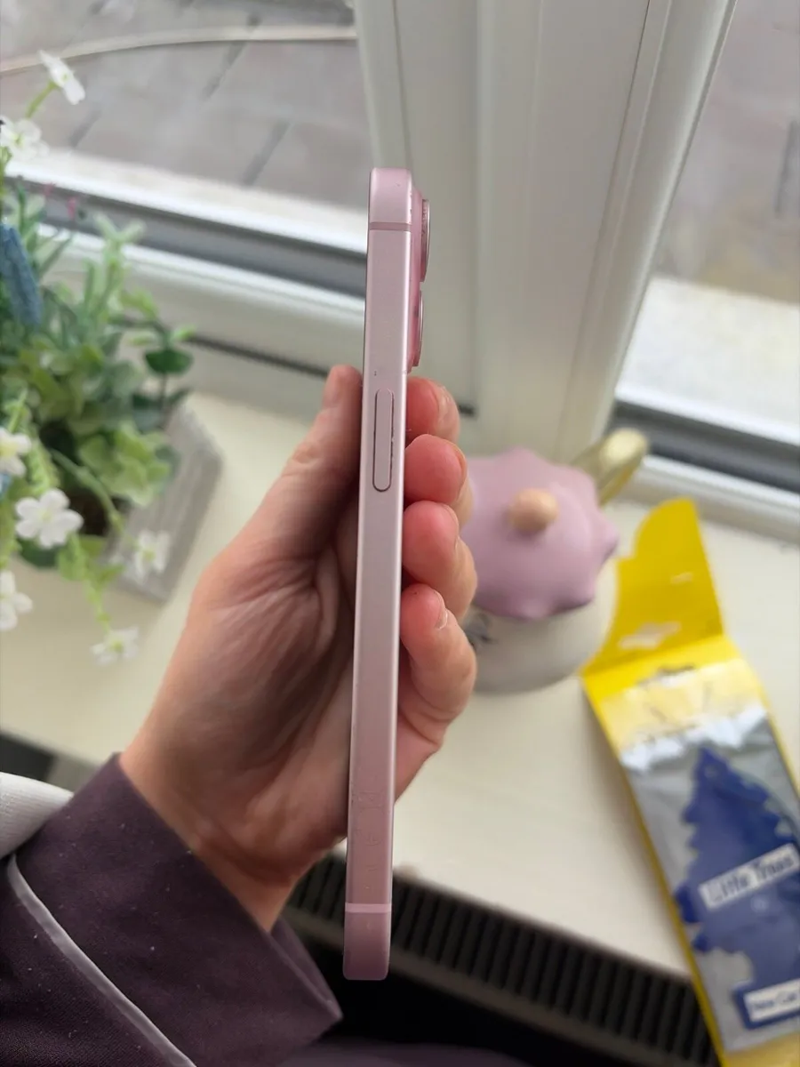 iPhone 15 - Image 3