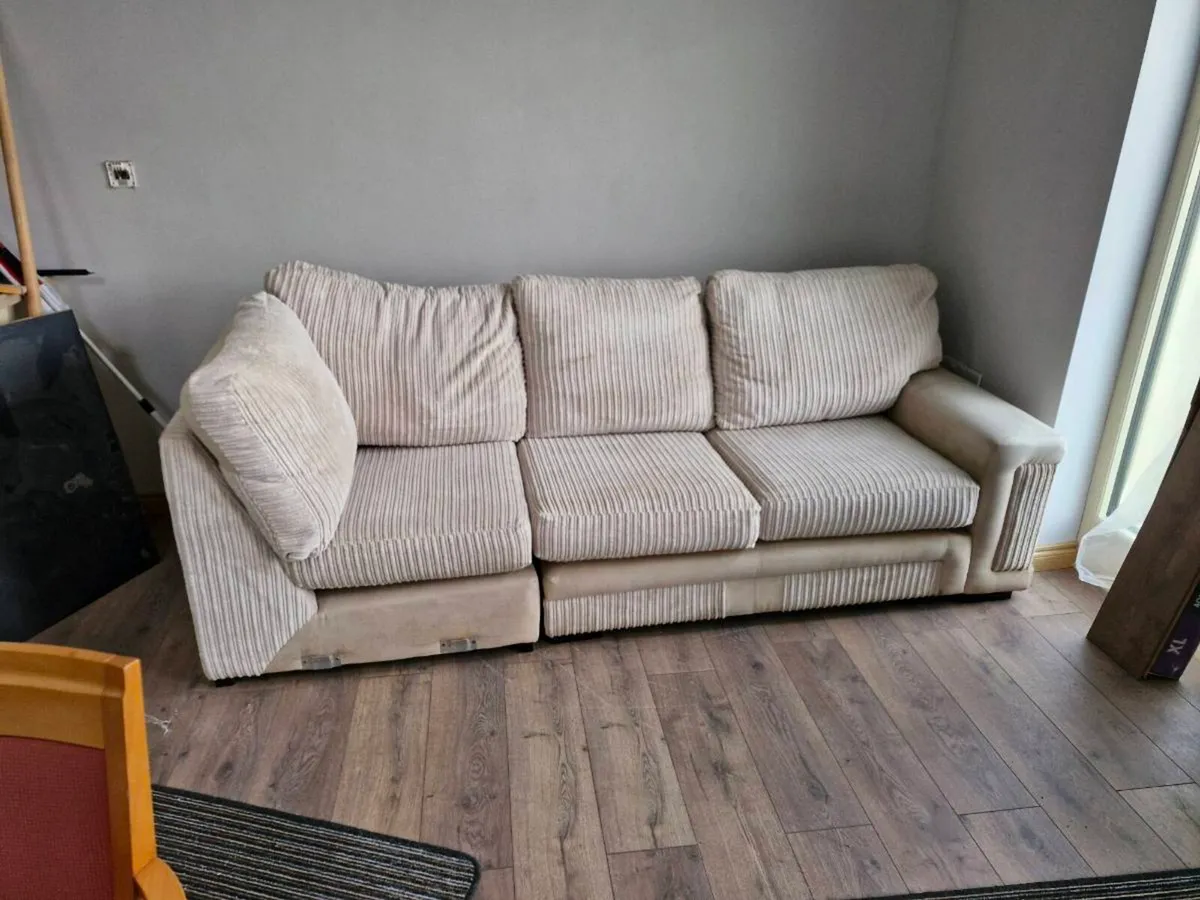 Cream corner couch  in 3 sections - Image 3
