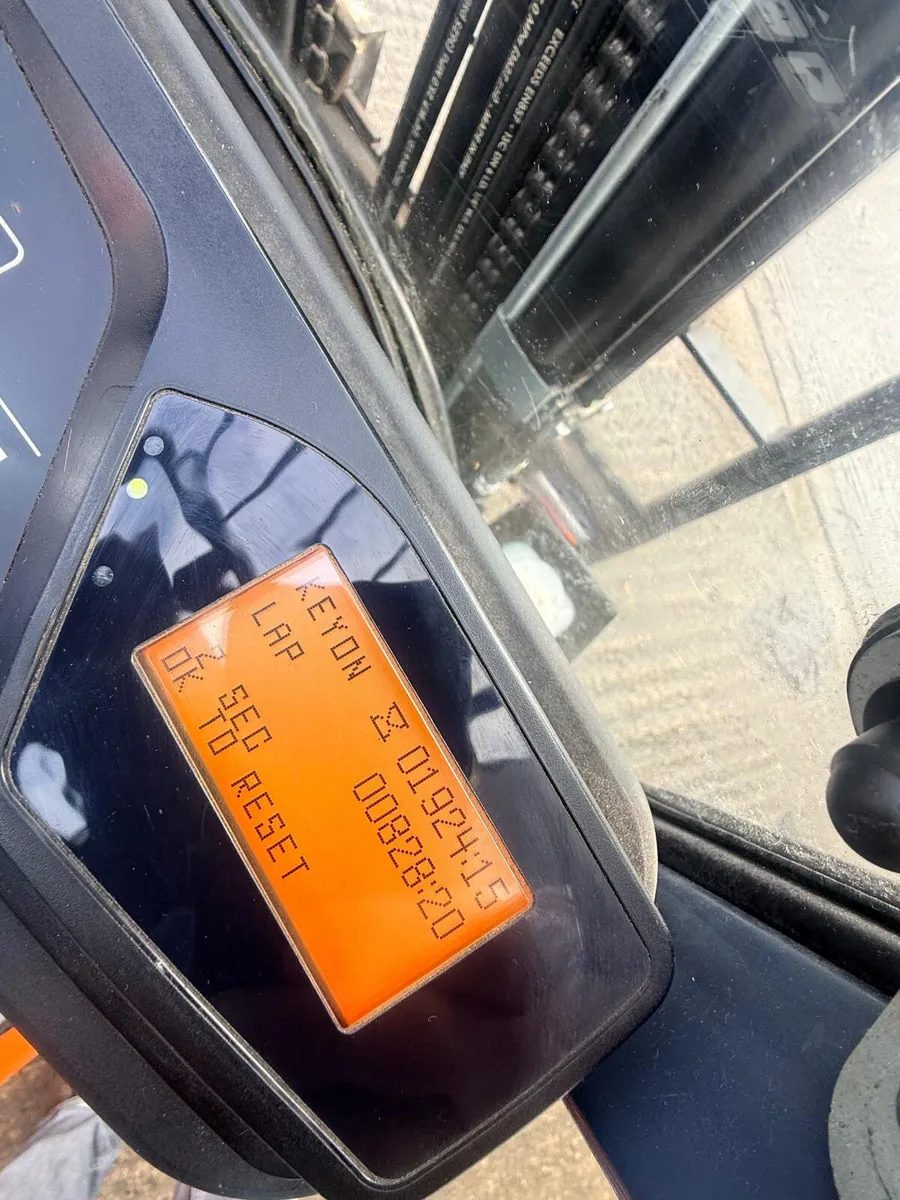 Toyota 7FBEST Electric Forklift Low Hours - Image 4