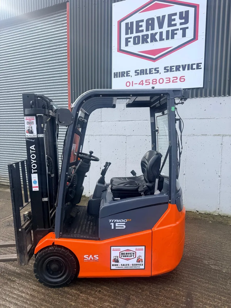 Toyota 7FBEST Electric Forklift Low Hours - Image 1