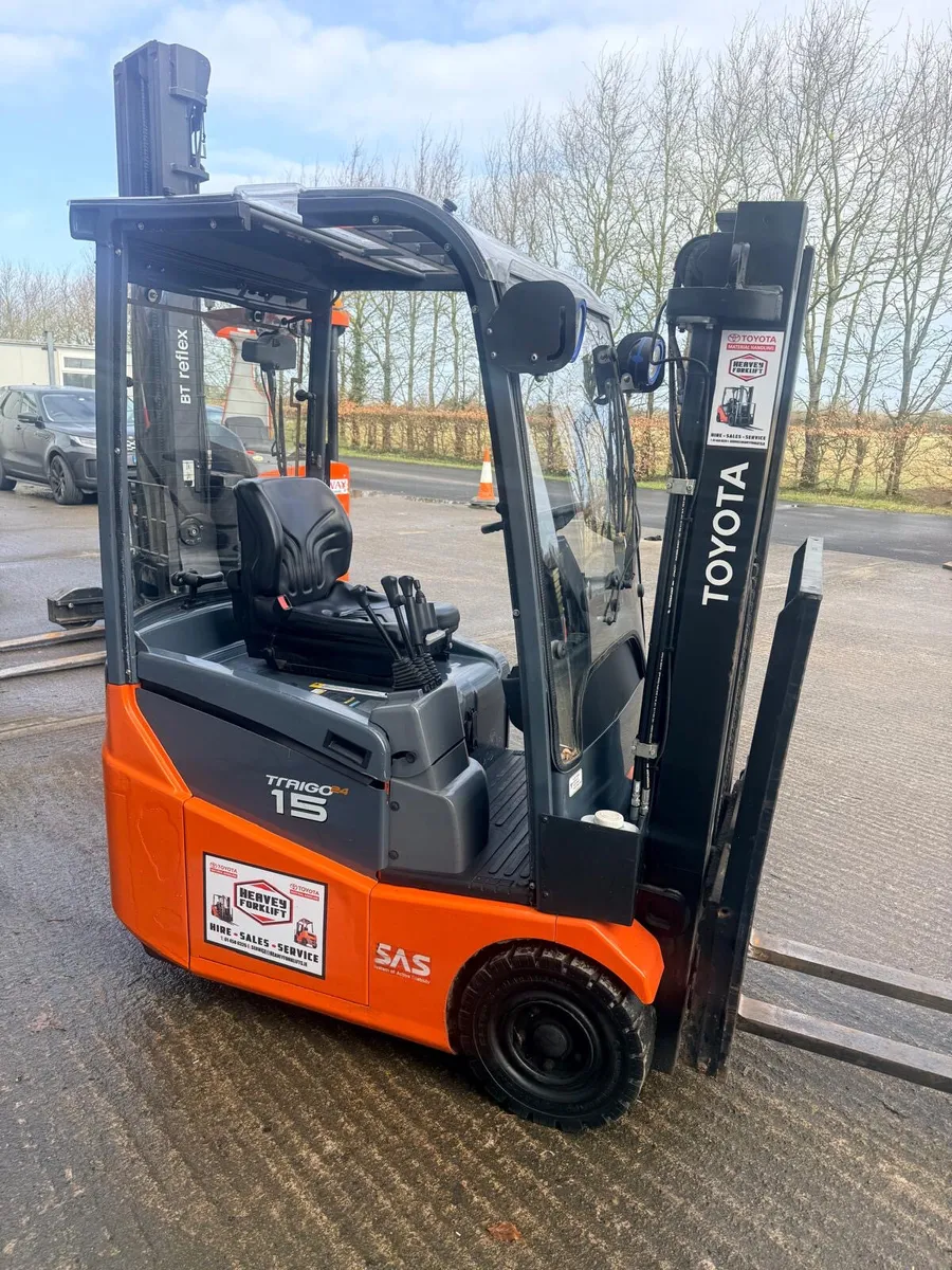 Toyota 7FBEST Electric Forklift Low Hours - Image 2