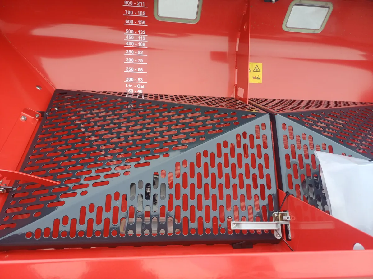 Kverneland Exacta CL Fertilizer Spreader - Image 2