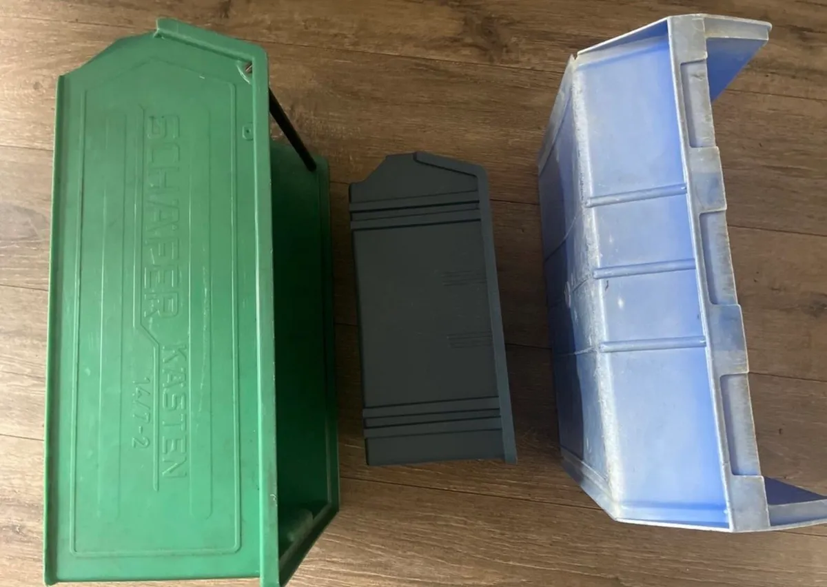Three hard plastic boxes together €10 - Image 4