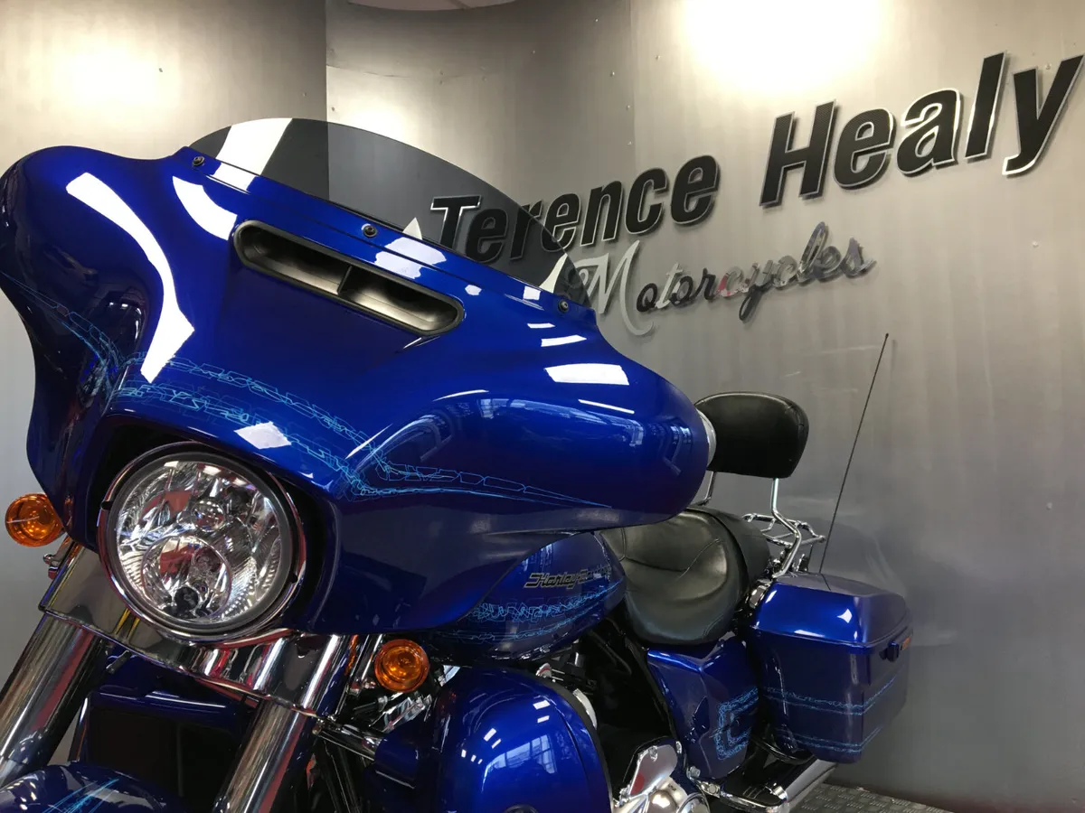 2019 Harley Davidson Street Glide LIKE NEW - Image 4