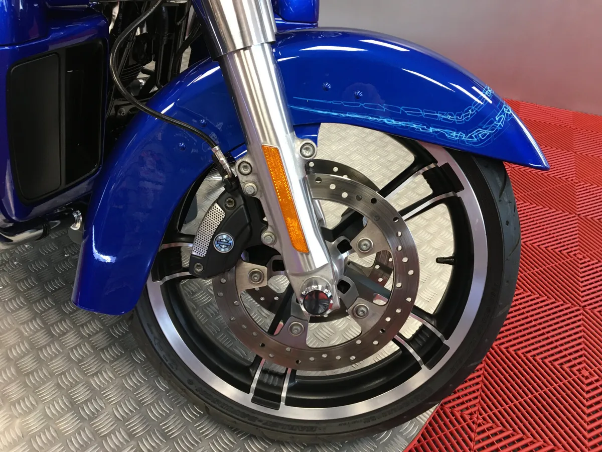 2019 Harley Davidson Street Glide LIKE NEW - Image 2