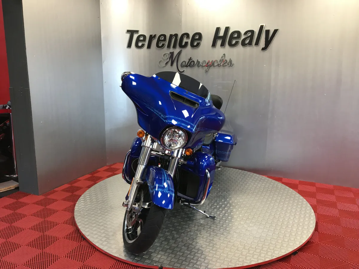 2019 Harley Davidson Street Glide LIKE NEW - Image 3