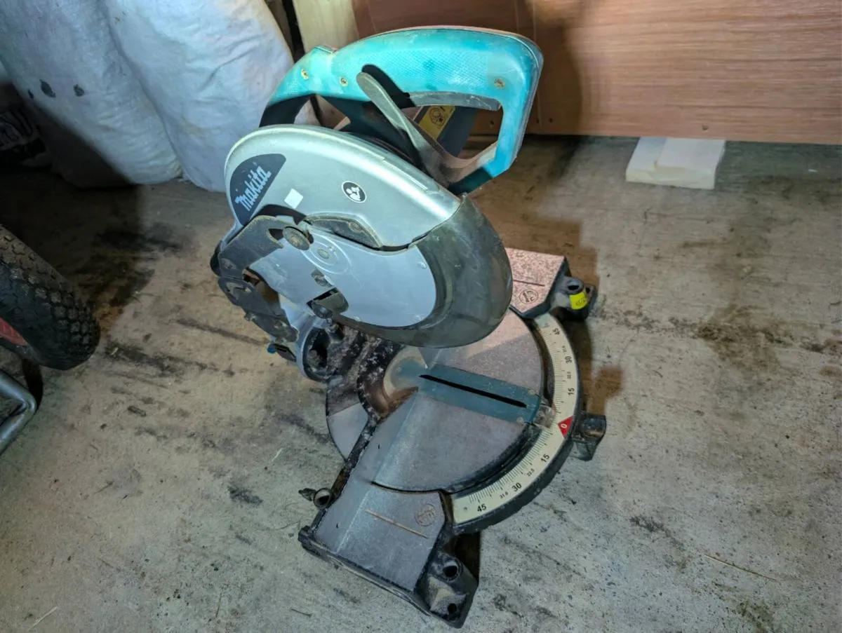 Makita MLS100 240v mitre/chop saw - Image 1