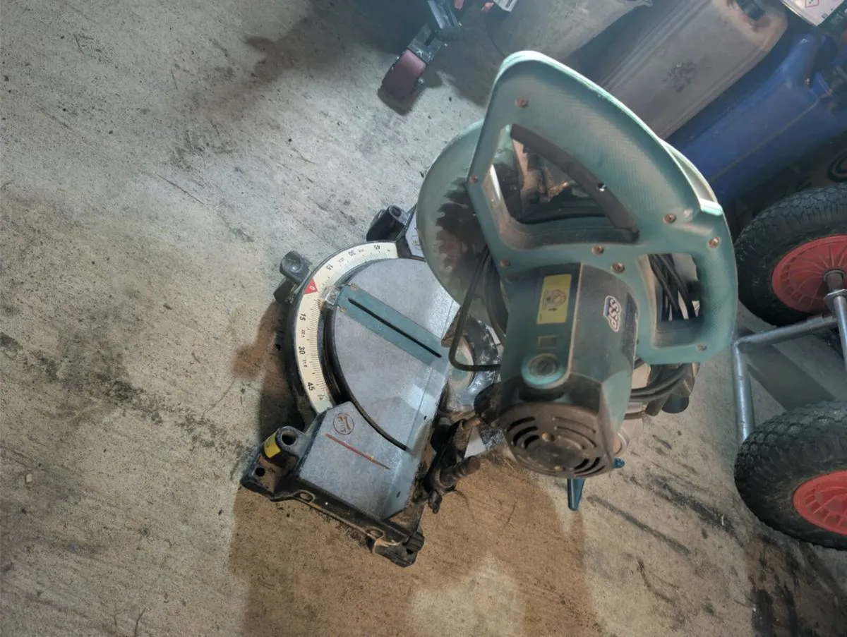 Makita MLS100 240v mitre/chop saw - Image 2