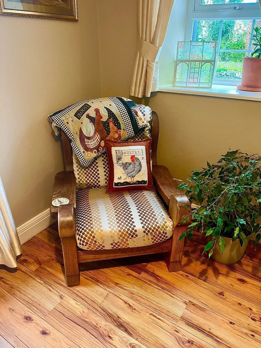 Pair of traditional chairs - Image 1