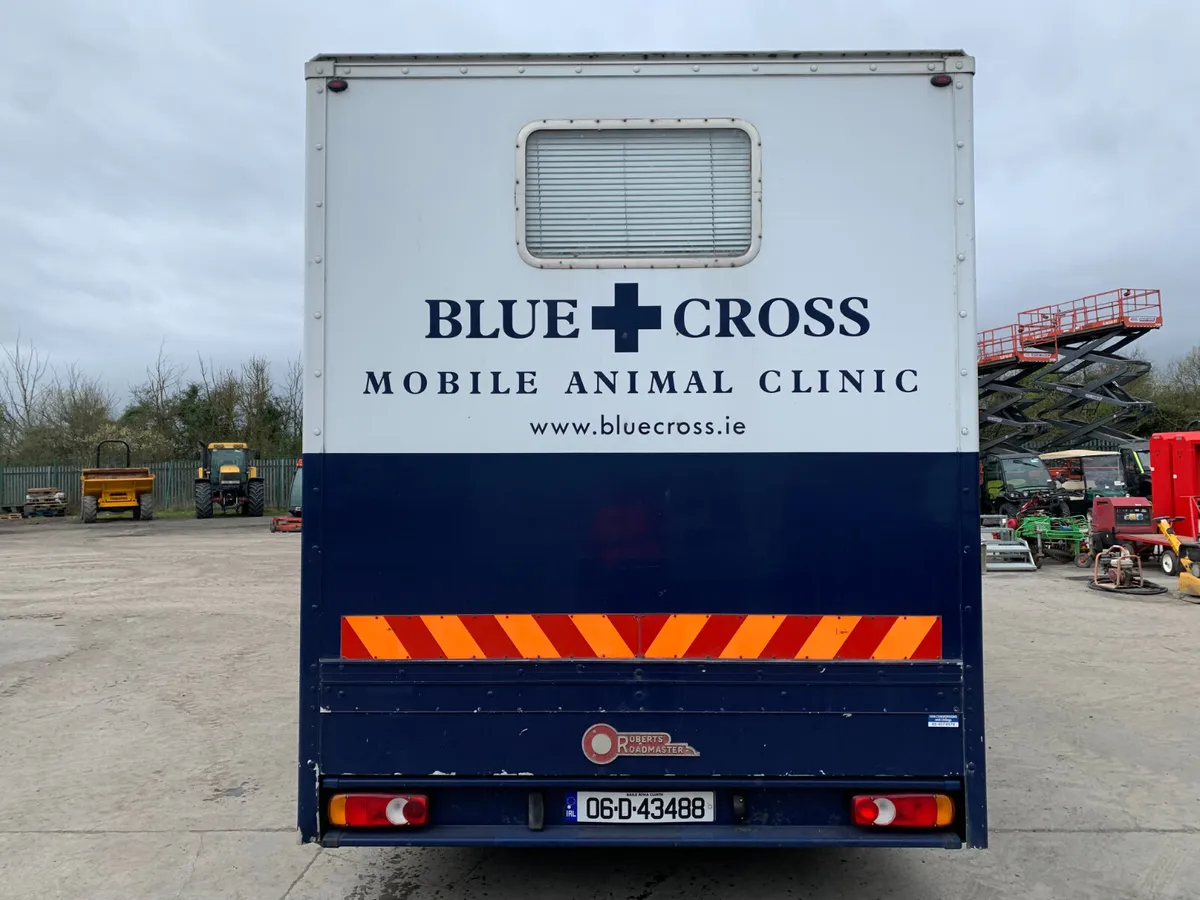 UNRESERVED 2006 RENAULT MIDLUM 150 WELFARE CLINIC - Image 4