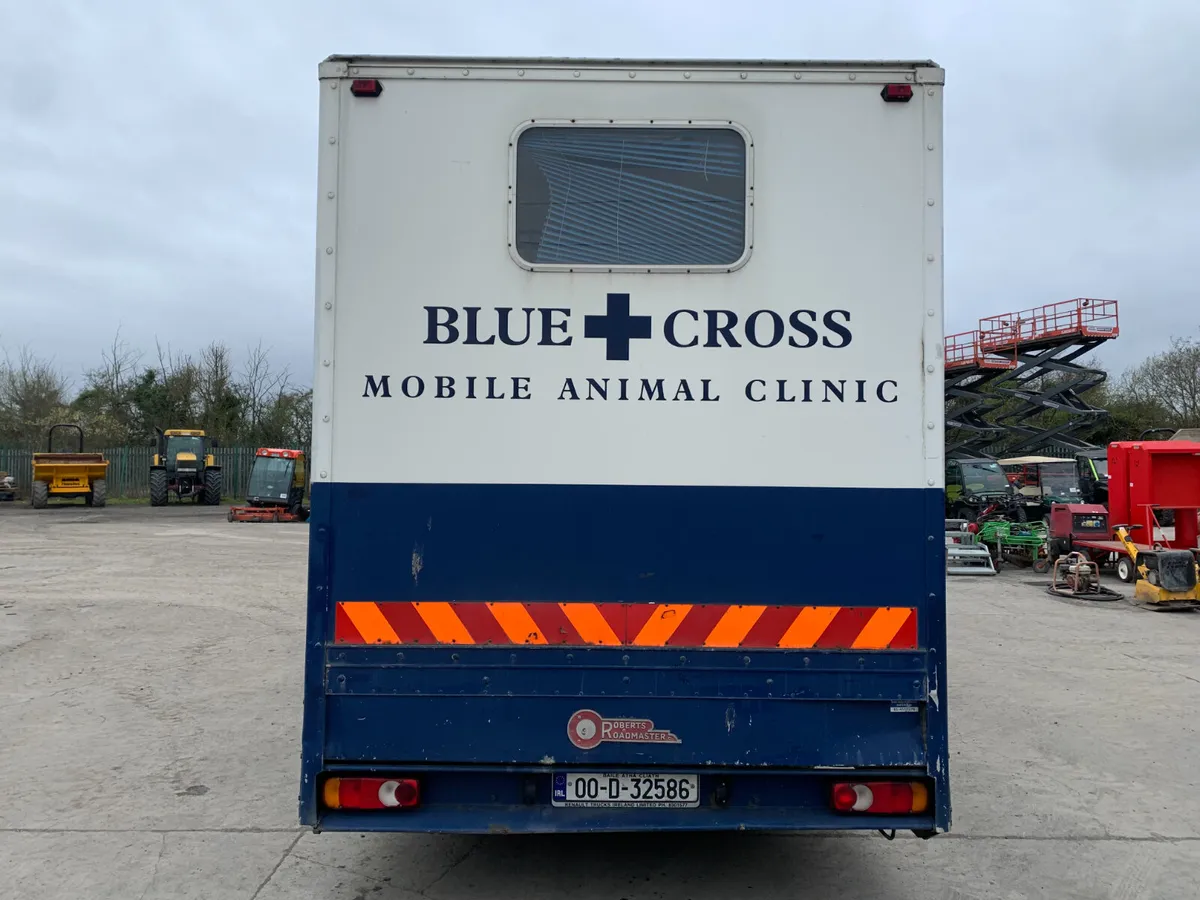 UNRESERVED 2000 RENAULT MIDLUM 150 WELFARE CLINIC - Image 4
