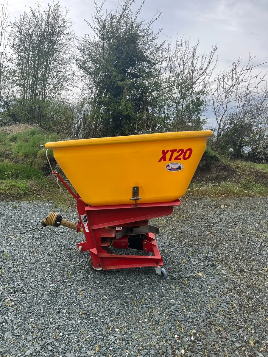 Fertilizer spreader - Image 1